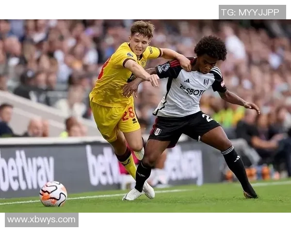 足球巨星侧颜魅力:捕捉每一刻独特风采展现足球场上的王者风范 足球巨星侧颜魅力:捕捉每一刻独特风采展现足球场上的王者风范